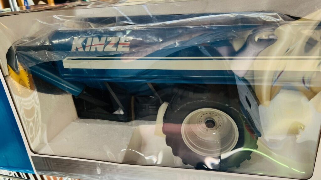 1/16 Kinze Model 1300 Grain Cart w/ Flotation Tires NIB - Image 2