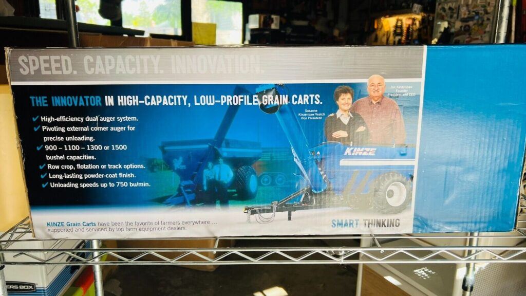 1/16 Kinze Model 1300 Grain Cart w/ Flotation Tires NIB - Image 4