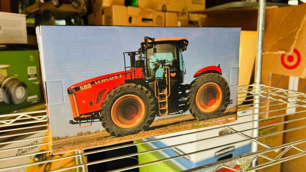 1/32 Versatile Red Chrome Chaser; 580 Tractor With LSW Float Tires RARE - Image 4