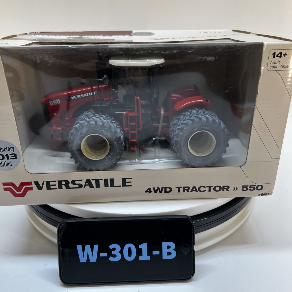 Versatile 550 4WD Tractor NIB for display - 2013 Introduction Edition NIB - Image 7