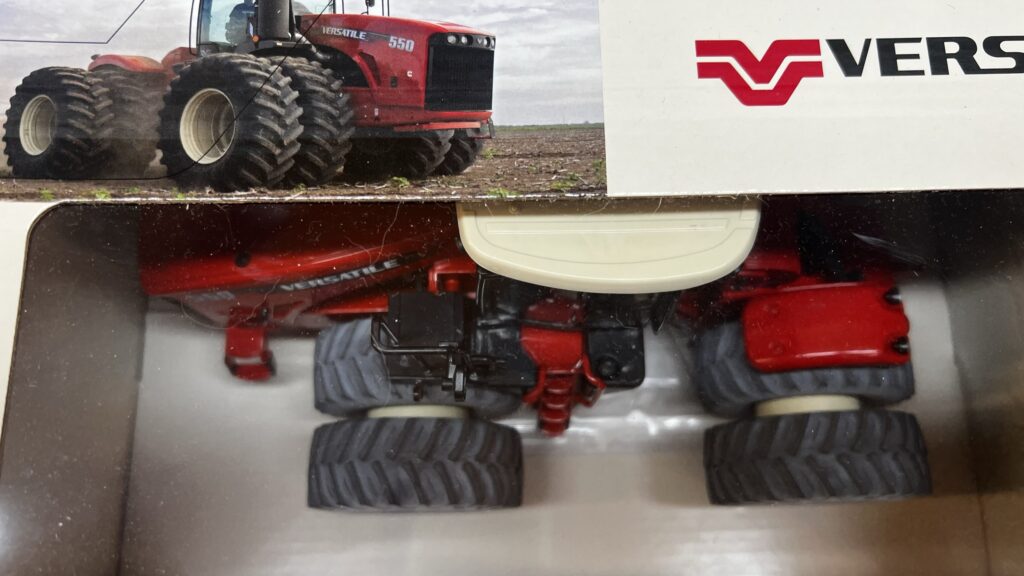 Versatile 550 4WD Tractor NIB for display - 2013 Introduction Edition NIB - Image 6