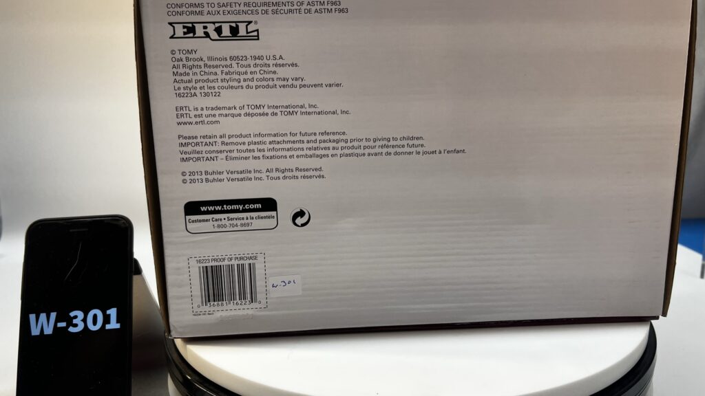 Versatile 550 4WD Tractor NIB for display - 2013 Introduction Edition NIB - Image 2