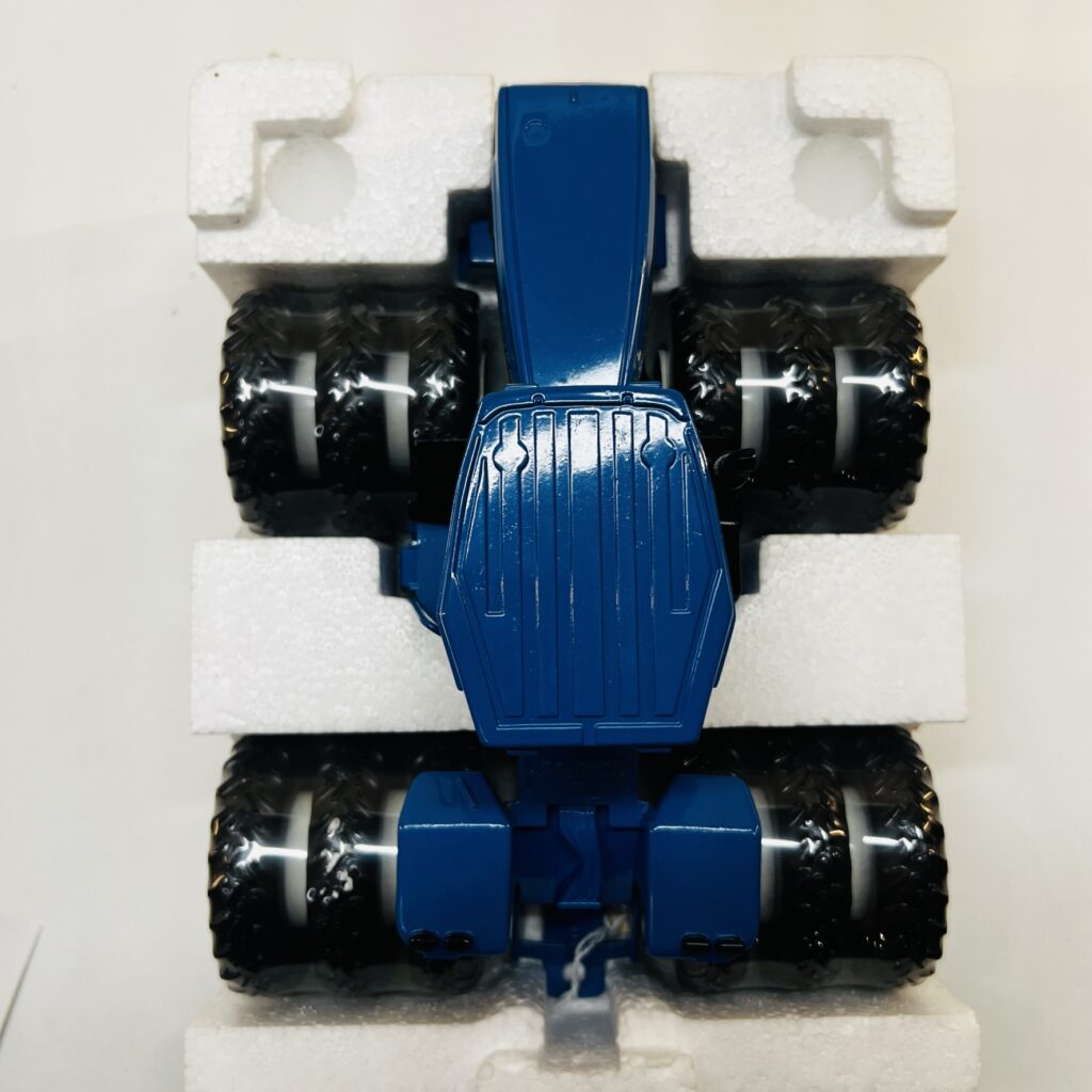 New Holland 9882 Verstile 4WD, Collectors Edition, Ertl Collectables8 2 Series Versatile, triples, - Image 3