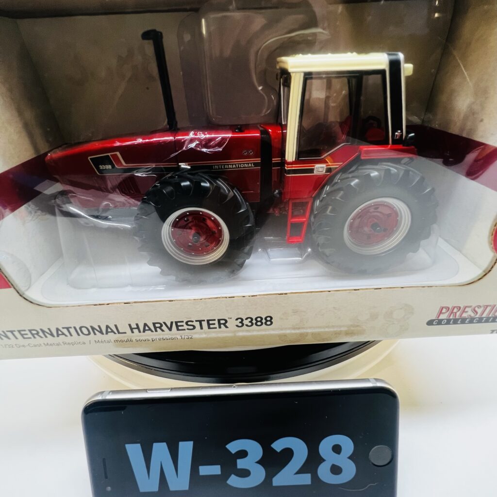 International Harvester 2+2 (2 + 2) 3388, NTFM 2017, single row crop tires - Image 3