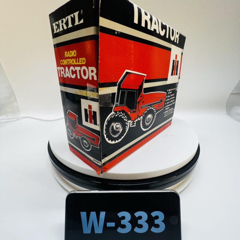 International Harvester 2+2 (2 + 2) 6388 Radio Controlled Tractor - Image 6