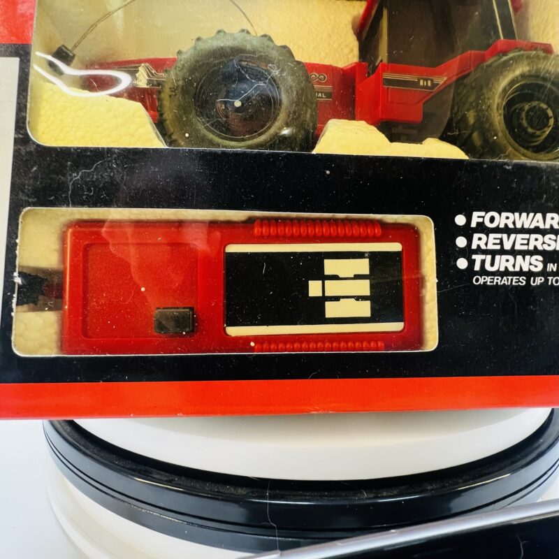 International Harvester 2+2 (2 + 2) 6388 Radio Controlled Tractor - Image 5