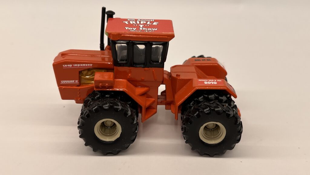 1/64 TTT TOY SHOW TENTH ANNUAL TRIPLE T VERSATILE 575 TRACTOR - Image 4