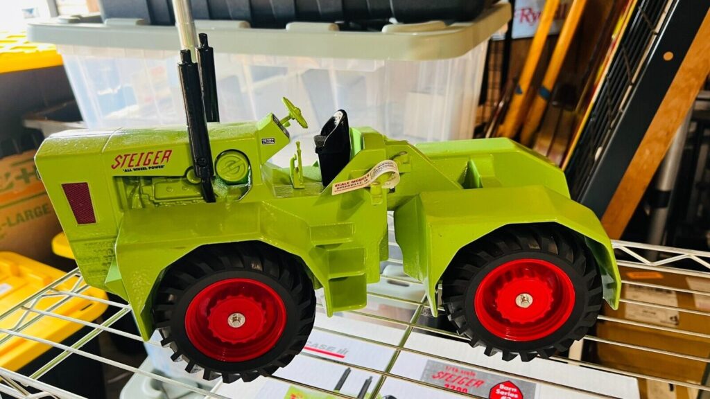 1/16 Steiger 2200 Barn Series #2 4WD Tractor, June 2004 w/box