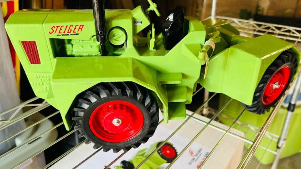 1/16 Steiger 2200 Barn Series #2 4WD Tractor, June 2004 w/box - Image 3