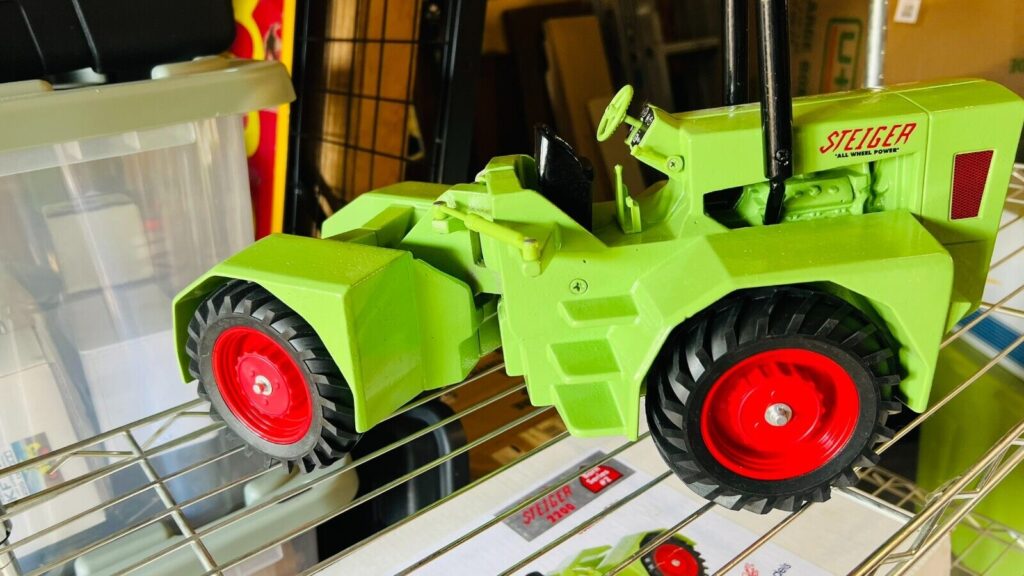 1/16 Steiger 2200 Barn Series #2 4WD Tractor, June 2004 w/box - Image 7