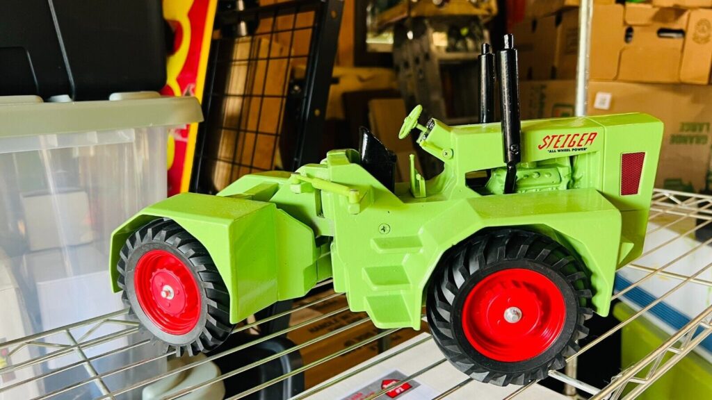1/16 Steiger 2200 Barn Series #2 4WD Tractor, June 2004 w/box - Image 10