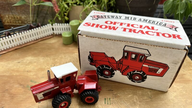 1/64 INTERNATIONAL 4366 ST LOUIS TOY SHOW TRACTOR - Image 8