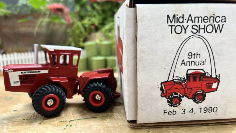 1/64 INTERNATIONAL 4366 ST LOUIS TOY SHOW TRACTOR - Image 13