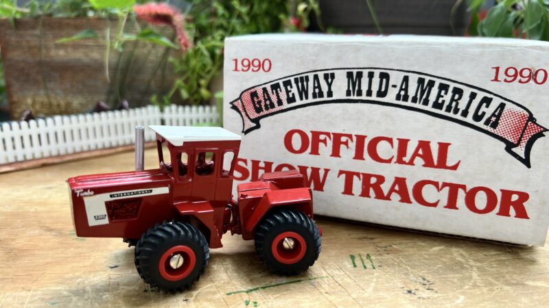 1/64 INTERNATIONAL 4366 ST LOUIS TOY SHOW TRACTOR