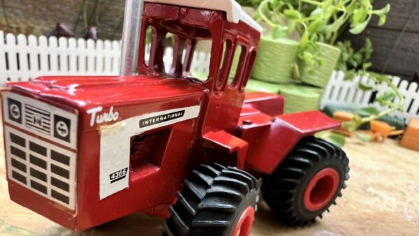 1/64 INTERNATIONAL 4366 ST LOUIS TOY SHOW TRACTOR - Image 9