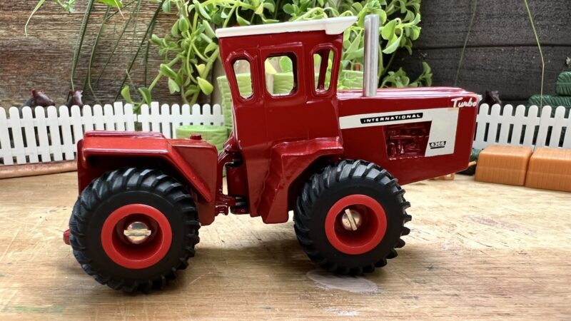 1/64 INTERNATIONAL 4366 ST LOUIS TOY SHOW TRACTOR - Image 10