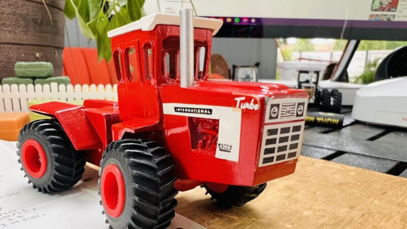1/64 INTERNATIONAL 4366 ST LOUIS TOY SHOW TRACTOR - Image 2