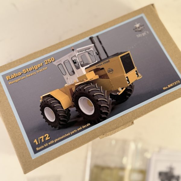 1/72 Raba-Steiger 250 w/ Duals Resin Model Tractor Kit - Image 3